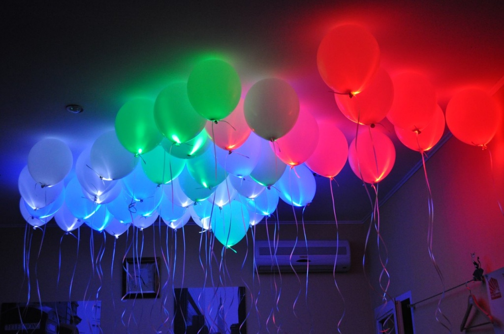 светящиеся шарики в комнате.jpg