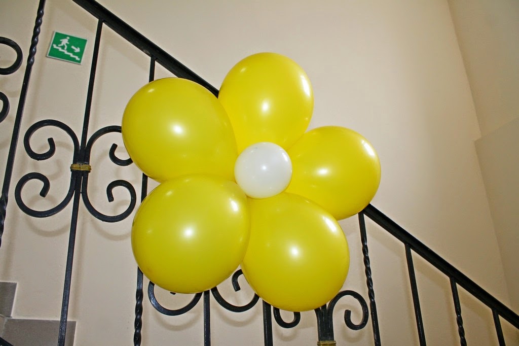 украшение комнаты желтыми шарами