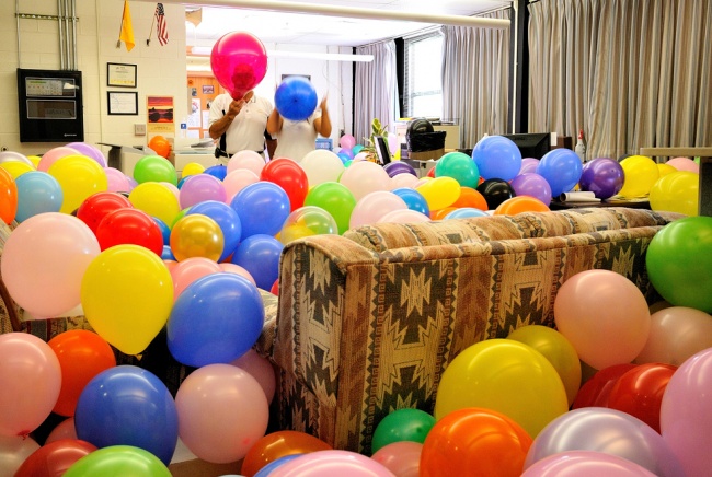 разноцветные шары в комнате