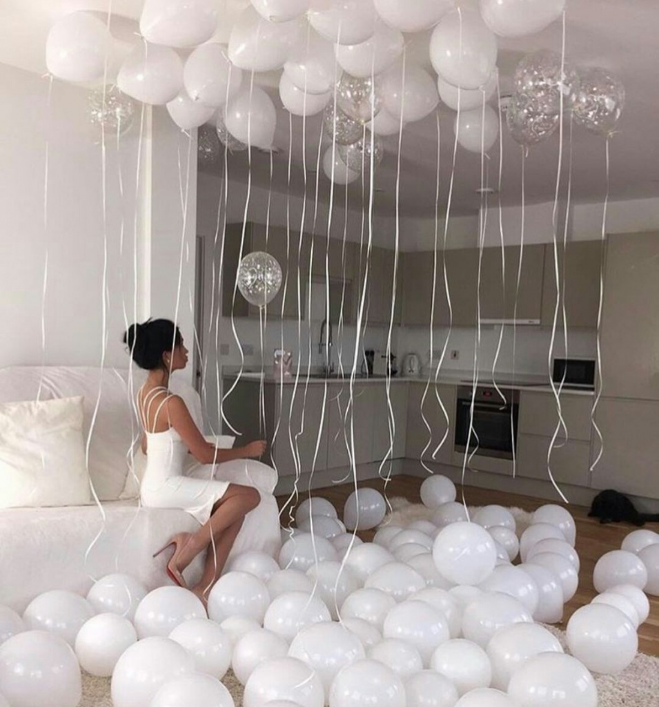 украшение комнаты белыми шарами