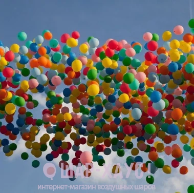 Запуск 1000 разноцветных воздушных шаров в небо фото