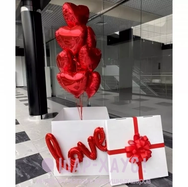 Коробка сюрприз с фольгированными сердцами "Love" фото