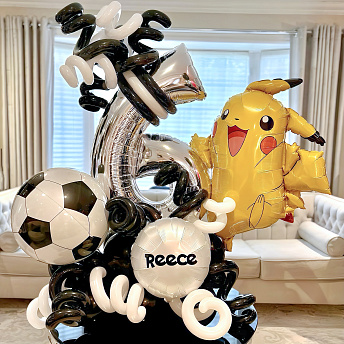 Стойка из воздушных шаров "Пикачу футболист"