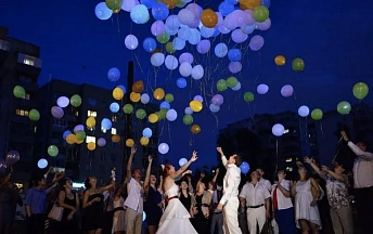 Запуск воздушных шаров с гелием в небо на свадьбу