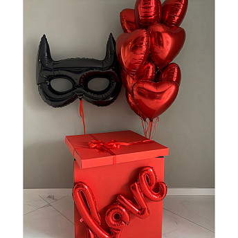 Композиция из шаров с коробкой "Маска и красные сердца"