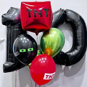 Композиция из шаров с черной цифрой и красным кубом "Minecraft"
