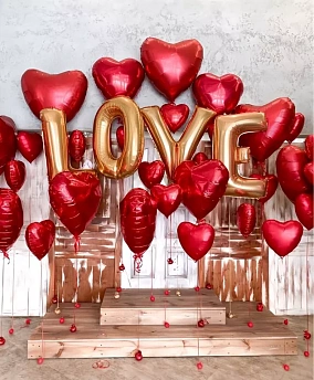 Фотозона из фольгированных шаров "LOVE"