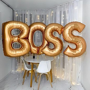 Надпись из больших фольгированных букв "Boss"