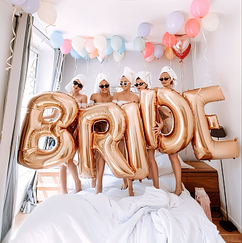 Надпись из больших фольгированных букв "BRIDE"