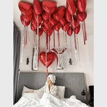 Фотозона из воздушных шаров "More hearts"