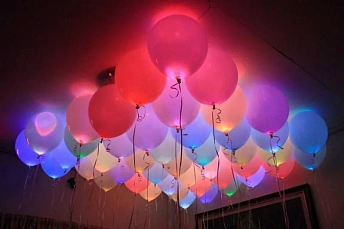 Светящиеся шары под потолок пастельных тонов