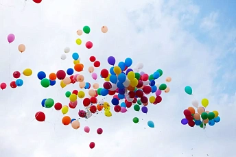 Запуск 200 разноцветных воздушных шаров в небо