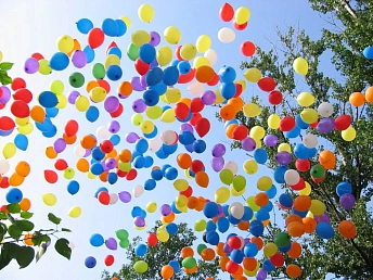 Запуск 500 разноцветных воздушных шаров в небо