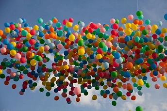 Запуск 1000 разноцветных воздушных шаров в небо