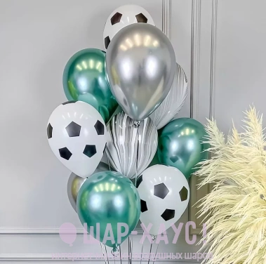 Фонтан из шаров с футбольными мячами фото