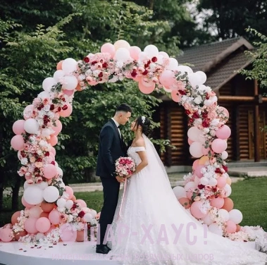 Свадебная арка из шаров и цветов "Нежность"  фото