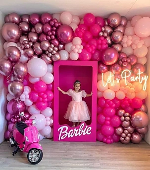 Фотозона панно из воздушных шаров "В стиле Барби"