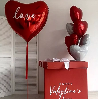 Композиция из шаров с коробкой "Happy Valentine's Day"