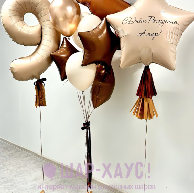 Композиция из шаров с лошадкой в бежевых тонах фото