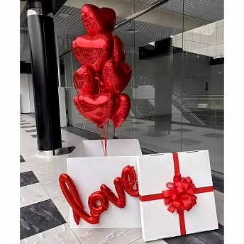 Коробка сюрприз с фольгированными сердцами "Love"