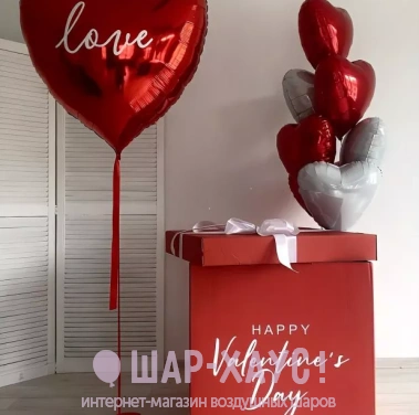 Композиция из шаров с коробкой "Happy Valentine's Day" фото