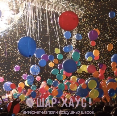 Сброс разноцветных воздушных шаров фото